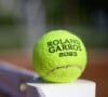 Roland-Garros est un tournoi de tennis annuel organisé par la Fédération française de tennis (FFT) à Paris
Illustration de la balle de tennis Roland Garros aux Internationaux de France de Tennis de Roland Garros à Paris, France. © Federico Pestellini/Panoramic/Bestimage 