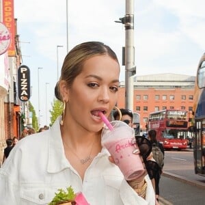 Quel est l'effet du sucre sur notre peau, et son vieillissement ?
Rita Ora va s'acheter un milkshake chez Archie's à Londres