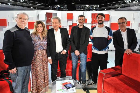 Exclusif - Dominique Besnehard, Julie Zenatti, Michel Drucker, Florian Gazan, Jérémy Frérot et Emmanuel Chaunu - Enregistrement de l'émission "Vivement Dimanche" présentée par M.Drucker et diffusée le 9 mai 2021 sur France 2. Le 20 avril 2021 © Guillaume Gaffiot / Bestimage 