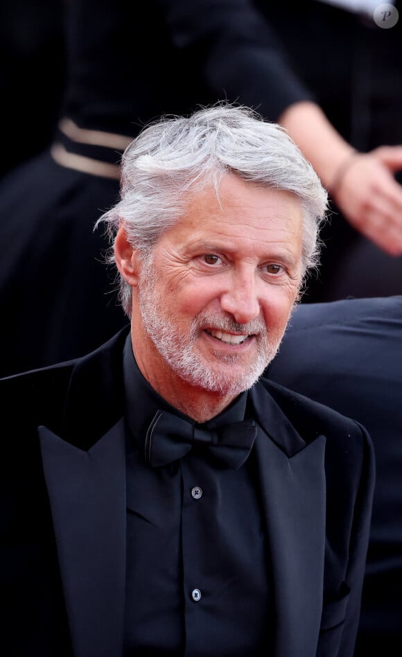 Antoine de Caunes - Montée des marches du film « La plus précieuse des marchandises » lors du 77ème Festival International du Film de Cannes, au Palais des Festivals à Cannes. Le 24 mai 2024 © Jacovides-Moreau / Bestimage