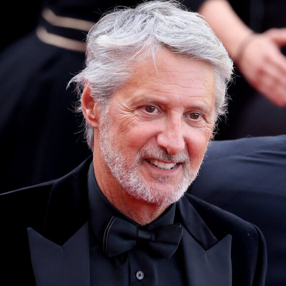 Antoine de Caunes - Montée des marches du film « La plus précieuse des marchandises » lors du 77ème Festival International du Film de Cannes, au Palais des Festivals à Cannes. Le 24 mai 2024 © Jacovides-Moreau / Bestimage