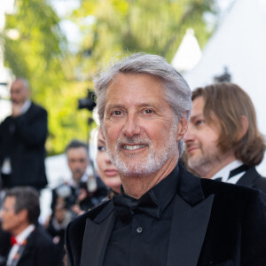 Antoine de Caunes - Montée des marches du film « La plus précieuse des marchandises » lors du 77ème Festival International du Film de Cannes, au Palais des Festivals à Cannes. Le 24 mai 2024 © Olivier Borde / Bestimage