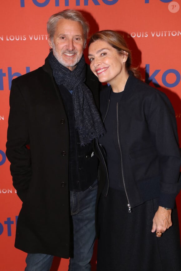 Antoine de Caunes et sa femme Daphné Roulier - Vernissage de l'Exposition Retrospective consacrée au peintre américain Mark Rothko à la Fondation Louis Vuitton. Paris, France, le 17 Octobre 2023. © Bertrand Rindoff / Bestimage