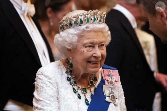 La reine Elisabeth II d'Angleterre reçoit les membres du corps diplomatique à Buckingham Palace, le 11 décembre 2019. 