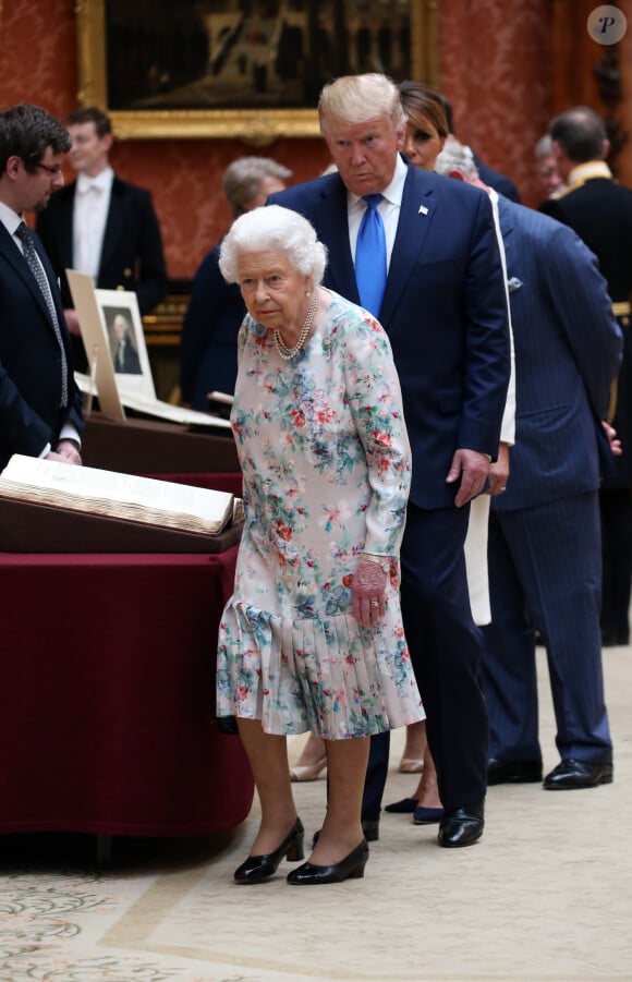 La reine Elisabeth II d'Angleterre, Donald Trump en visite dans la Picture Gallery au palais de Buckingham à Londres. Le 3 juin 2019 