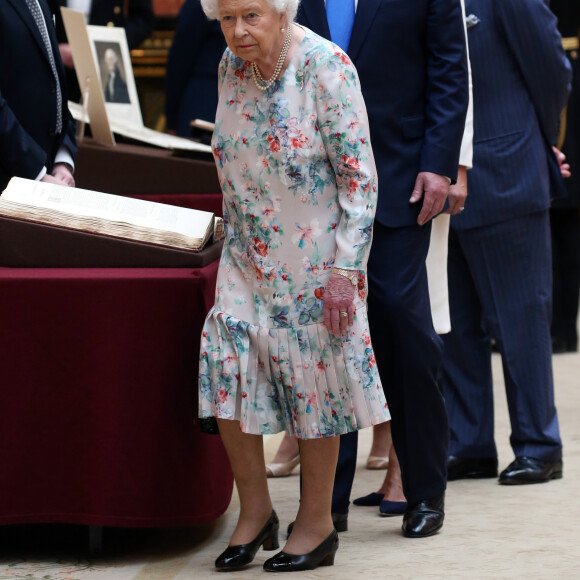 La reine Elisabeth II d'Angleterre, Donald Trump en visite dans la Picture Gallery au palais de Buckingham à Londres. Le 3 juin 2019 