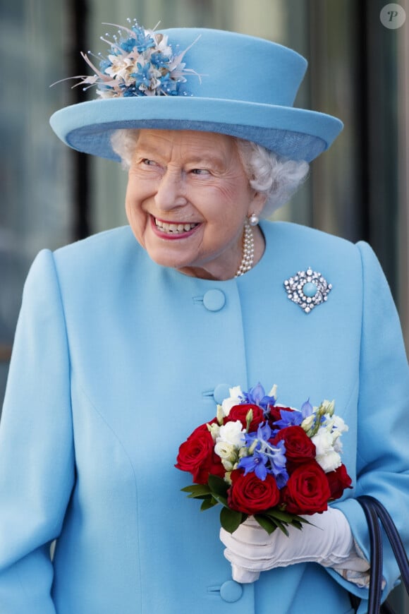 La reine Elisabeth II d'Angleterre visite les bureaux de British Airways à l'occasion du 100ème anniversaire de la compagnie aérienne à Londres, le 23 mai 2019. 