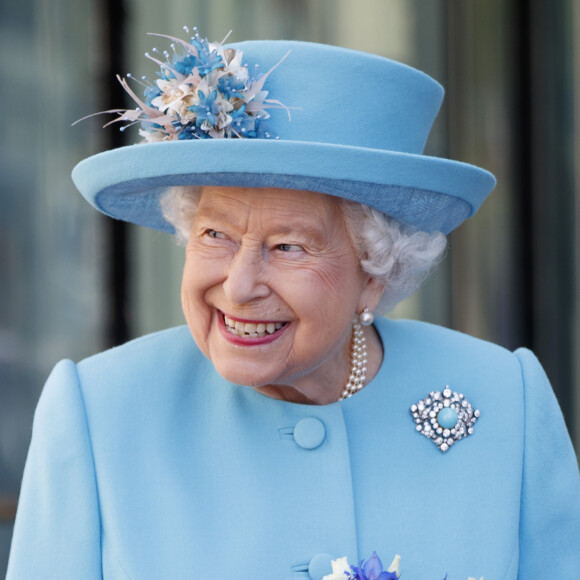 La reine Elisabeth II d'Angleterre visite les bureaux de British Airways à l'occasion du 100ème anniversaire de la compagnie aérienne à Londres, le 23 mai 2019. 