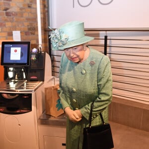 La reine Elisabeth II d'Angleterre visite une réplique d'un entrepôt Sainsbury à l'occasion du 150ème anniversaire du marché de Covent Garden à Londres, Royaume Uni, le 22 mai 2019. 