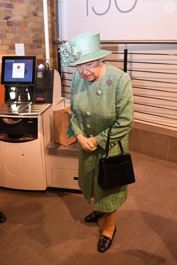 La reine Elisabeth II d'Angleterre visite une réplique d'un entrepôt Sainsbury à l'occasion du 150ème anniversaire du marché de Covent Garden à Londres, Royaume Uni, le 22 mai 2019. 