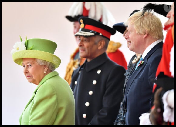 Mais l'ex-Premier ministre Boris Johnson avance une autre version
La reine Elisabeth II d'Angleterre, la première ministre britannique Theresa May et le ministre des affaires étrangères Boris Johnson - Accueil par la reine Elizabeth II d'Angleterre, Le prince Philip, duc d'Edimbourg, le prince Charles, prince de Galles, et Camilla Parker Bowles, duchesse de Cornouailles, du président colombien et Prix Nobel de la paix 2016 Juan Manuel Santos et sa femme, La première dame colombienne Maria Clemencia Rodriguez lors de la parade de la garde à cheval pour une visite d'Etat à Londres, UK, le 1er novembre 2016. 