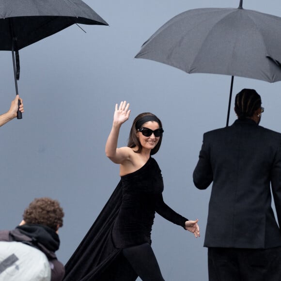 Laetitia Casta - Arrivées au défilé de mode féminine Balenciaga printemps-été 2025 lors de la Fashion Week de Paris (PFW), à Paris, France, le 30 septembre 2024. © Da Silva-Perusseau/Bestimage