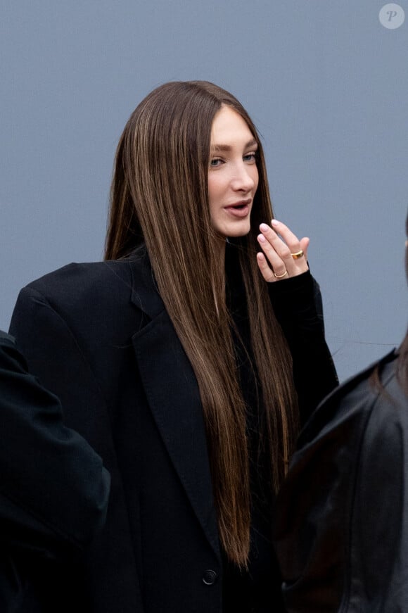 L'héritière a troqué sa jolie chevelure pour une perruque XXL, joli contraste avec son manteau destructuré.
Mathilde Pinault - Arrivées au défilé de mode féminine Balenciaga printemps-été 2025 lors de la Fashion Week de Paris (PFW), à Paris, France, le 30 septembre 2024. © Da Silva-Perusseau/Bestimage