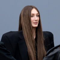 Mathilde Pinault avec une perruque XXL au défilé Balenciaga, Laetitia Casta opte une nouvelle fois pour l'asymétrie