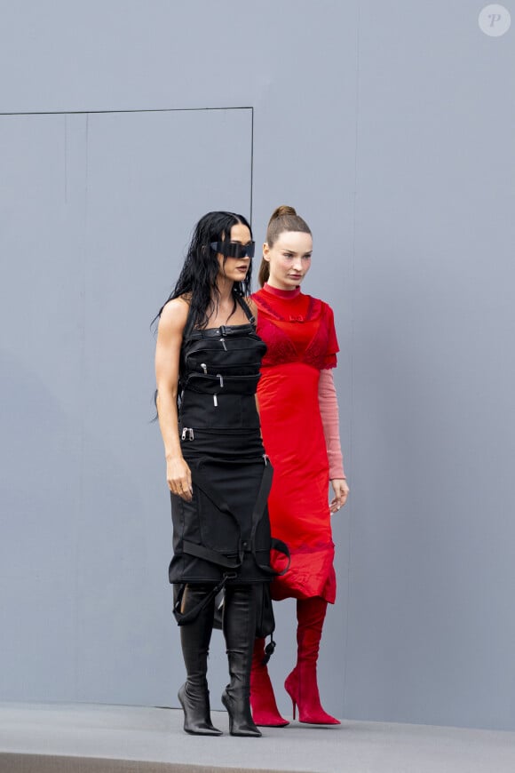 Katy Perry et Kim Petras - Arrivées au défilé de mode féminine Balenciaga printemps-été 2025 lors de la Fashion Week de Paris (PFW), à Paris, France, le 30 septembre 2024. © Da Silva-Perusseau/Bestimage