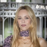 Vanessa Paradis en retard ? Très pressée, la star court au défilé Chanel, qui lui a réservé une belle surprise