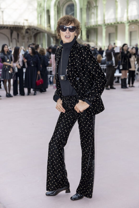 tout comme Inès de la Fressange 
Inès de La Fressange au Front Row du défilé de mode féminine Chanel printemps-été 2025 lors de la Fashion Week de Paris (PFW), au Grand Palais, à Paris, France, le 1er october 2024. © Olivier Borde/Bestimage