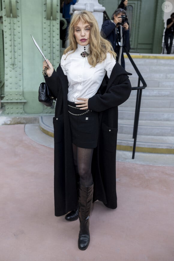 Arielle Dombasle n'aurait voulu manquer pour rien au monde le défilé Chanel
Arielle Dombasle au Front Row du défilé de mode féminine Chanel printemps-été 2025 lors de la Fashion Week de Paris (PFW), au Grand Palais, à Paris, France, le 1er october 2024. © Olivier Borde/Bestimage