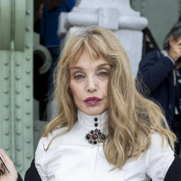 Arielle Dombasle n'aurait voulu manquer pour rien au monde le défilé Chanel
Arielle Dombasle au Front Row du défilé de mode féminine Chanel printemps-été 2025 lors de la Fashion Week de Paris (PFW), au Grand Palais, à Paris, France, le 1er october 2024. © Olivier Borde/Bestimage