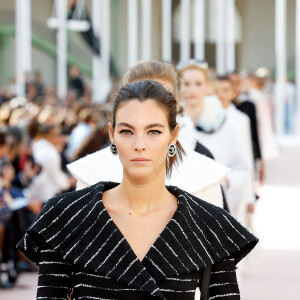 Vittoria Ceretti lors du défilé de mode féminine Chanel printemps-été 2025 lors de la Fashion Week de Paris (PFW) au Grand Palais, à Paris, France, le 1 er octobre 2024.  A model walks the runway during the Chanel Paris Womenswear Spring-Summer 2025 show as part of Paris Fashion Week in Paris, France, on October 1st, 2024. 