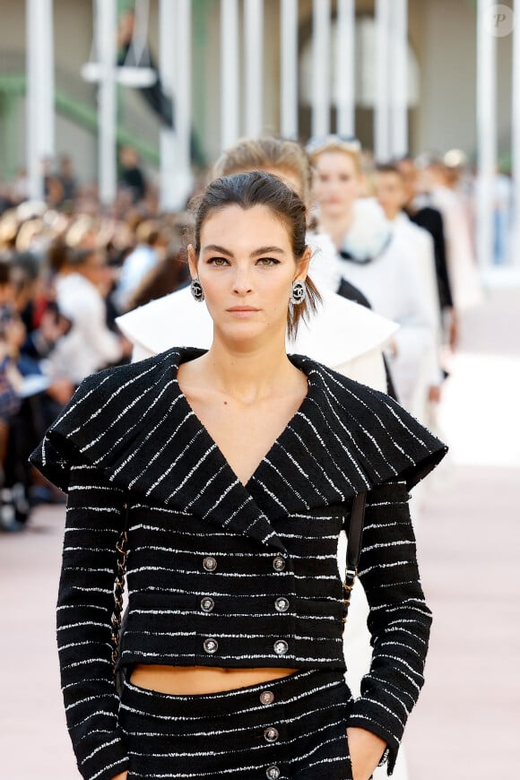 Vittoria Ceretti lors du défilé de mode féminine Chanel printemps-été 2025 lors de la Fashion Week de Paris (PFW) au Grand Palais, à Paris, France, le 1 er octobre 2024.  A model walks the runway during the Chanel Paris Womenswear Spring-Summer 2025 show as part of Paris Fashion Week in Paris, France, on October 1st, 2024. 