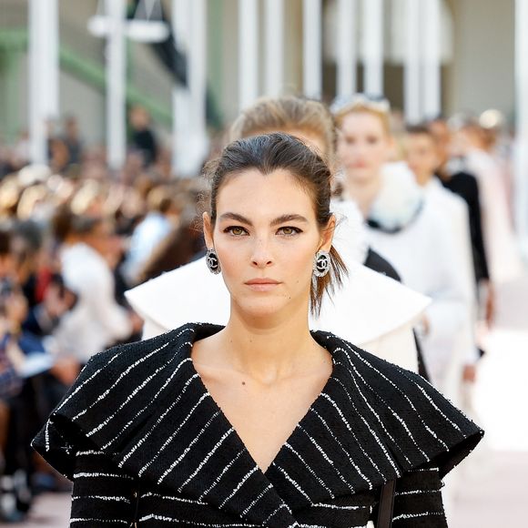 Vittoria Ceretti lors du défilé de mode féminine Chanel printemps-été 2025 lors de la Fashion Week de Paris (PFW) au Grand Palais, à Paris, France, le 1 er octobre 2024.  A model walks the runway during the Chanel Paris Womenswear Spring-Summer 2025 show as part of Paris Fashion Week in Paris, France, on October 1st, 2024. 