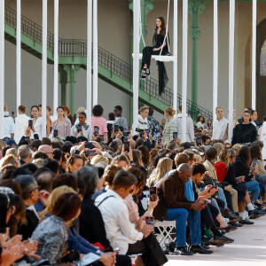 L'actrice, chanteuse, réalisatrice et mannequin américaine Riley Keough chante et Lindsey Wixson lors du défilé de mode féminine Chanel printemps-été 2025 lors de la Fashion Week de Paris (PFW) au Grand Palais, à Paris, France, le 1 er octobre 2024.  A model walks the runway during the Chanel Paris Womenswear Spring-Summer 2025 show as part of Paris Fashion Week in Paris, France, on October 1st, 2024. 