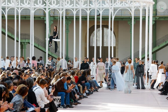 L'actrice, chanteuse, réalisatrice et mannequin américaine Riley Keough chante et Lindsey Wixson lors du défilé de mode féminine Chanel printemps-été 2025 lors de la Fashion Week de Paris (PFW) au Grand Palais, à Paris, France, le 1 er octobre 2024.  A model walks the runway during the Chanel Paris Womenswear Spring-Summer 2025 show as part of Paris Fashion Week in Paris, France, on October 1st, 2024. 