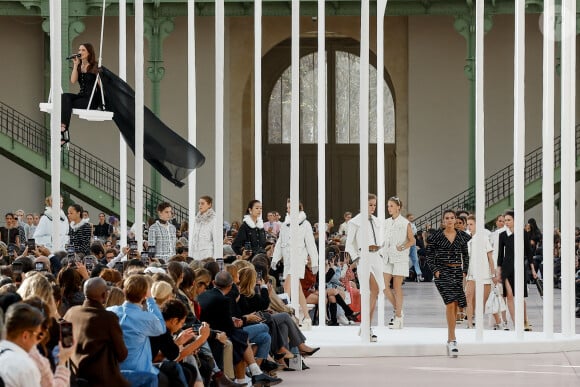 L'actrice, chanteuse, réalisatrice et mannequin américaine Riley Keough chante et Vittoria Ceretti lors du défilé de mode féminine Chanel printemps-été 2025 lors de la Fashion Week de Paris (PFW) au Grand Palais, à Paris, France, le 1 er octobre 2024.  A model walks the runway during the Chanel Paris Womenswear Spring-Summer 2025 show as part of Paris Fashion Week in Paris, France, on October 1st, 2024. 