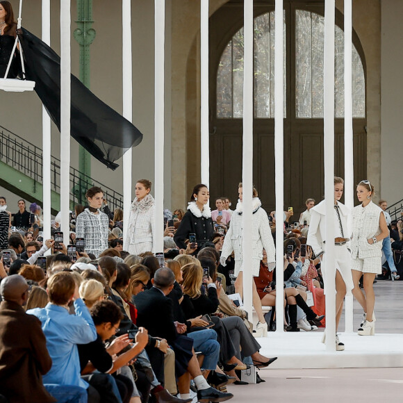 L'actrice, chanteuse, réalisatrice et mannequin américaine Riley Keough chante et Vittoria Ceretti lors du défilé de mode féminine Chanel printemps-été 2025 lors de la Fashion Week de Paris (PFW) au Grand Palais, à Paris, France, le 1 er octobre 2024.  A model walks the runway during the Chanel Paris Womenswear Spring-Summer 2025 show as part of Paris Fashion Week in Paris, France, on October 1st, 2024. 