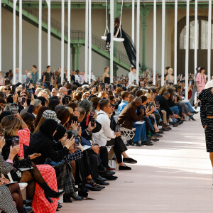 lors du défilé de mode féminine Chanel printemps-été 2025 lors de la Fashion Week de Paris (PFW) au Grand Palais, à Paris, France, le 1 er octobre 2024.  A model walks the runway during the Chanel Paris Womenswear Spring-Summer 2025 show as part of Paris Fashion Week in Paris, France, on October 1st, 2024. 