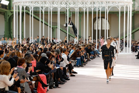 lors du défilé de mode féminine Chanel printemps-été 2025 lors de la Fashion Week de Paris (PFW) au Grand Palais, à Paris, France, le 1 er octobre 2024.  A model walks the runway during the Chanel Paris Womenswear Spring-Summer 2025 show as part of Paris Fashion Week in Paris, France, on October 1st, 2024. 