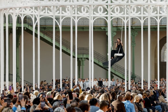 L'actrice, chanteuse, réalisatrice et mannequin américaine Riley Keough chante lors du défilé de mode féminine Chanel printemps-été 2025 lors de la Fashion Week de Paris (PFW) au Grand Palais, à Paris, France, le 1 er octobre 2024.  A model walks the runway during the Chanel Paris Womenswear Spring-Summer 2025 show as part of Paris Fashion Week in Paris, France, on October 1st, 2024. 