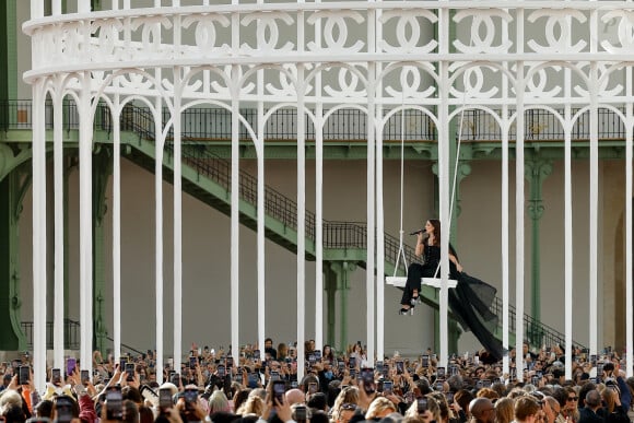 L'actrice, chanteuse, réalisatrice et mannequin américaine Riley Keough chante lors du défilé de mode féminine Chanel printemps-été 2025 lors de la Fashion Week de Paris (PFW) au Grand Palais, à Paris, France, le 1 er octobre 2024.  A model walks the runway during the Chanel Paris Womenswear Spring-Summer 2025 show as part of Paris Fashion Week in Paris, France, on October 1st, 2024. 