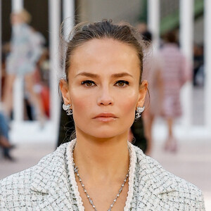 Natasha Poly lors du défilé de mode féminine Chanel printemps-été 2025 lors de la Fashion Week de Paris (PFW) au Grand Palais, à Paris, France, le 1 er octobre 2024.  A model walks the runway during the Chanel Paris Womenswear Spring-Summer 2025 show as part of Paris Fashion Week in Paris, France, on October 1st, 2024. 