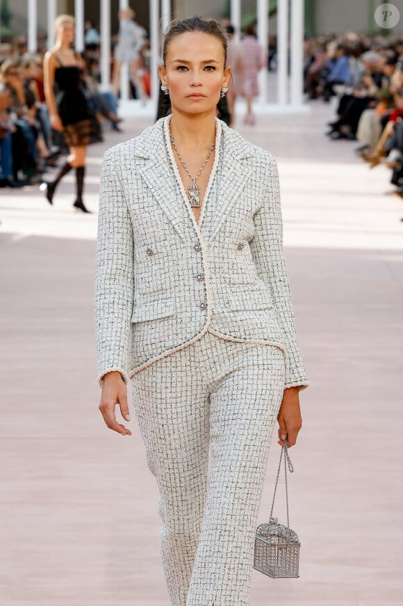 Natasha Poly lors du défilé de mode féminine Chanel printemps-été 2025 lors de la Fashion Week de Paris (PFW) au Grand Palais, à Paris, France, le 1 er octobre 2024.  A model walks the runway during the Chanel Paris Womenswear Spring-Summer 2025 show as part of Paris Fashion Week in Paris, France, on October 1st, 2024. 