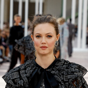 Lindsey Wixson lors du défilé de mode féminine Chanel printemps-été 2025 lors de la Fashion Week de Paris (PFW) au Grand Palais, à Paris, France, le 1 er octobre 2024.  A model walks the runway during the Chanel Paris Womenswear Spring-Summer 2025 show as part of Paris Fashion Week in Paris, France, on October 1st, 2024. 