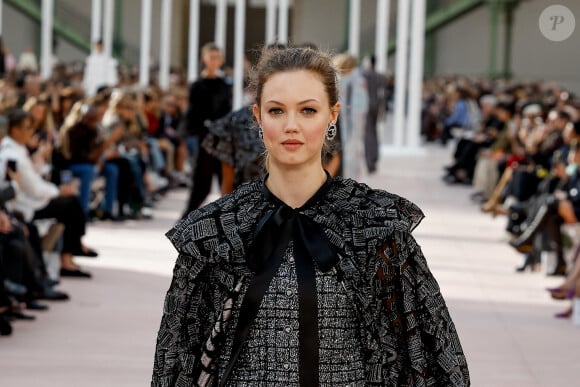 Lindsey Wixson lors du défilé de mode féminine Chanel printemps-été 2025 lors de la Fashion Week de Paris (PFW) au Grand Palais, à Paris, France, le 1 er octobre 2024.  A model walks the runway during the Chanel Paris Womenswear Spring-Summer 2025 show as part of Paris Fashion Week in Paris, France, on October 1st, 2024. 