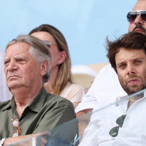 Il est toutefois critiqué pour avoir été pistonné. Il est le fils de Patrice Duhamel...
Patrice Duhamel et Benjamin Duhamel en tribunes lors des Internationaux de France de tennis de Roland Garros 2023, à Paris, France, le 9 juin 2023. © Jacovides-Moreau/Bestimage  People in the stands during the Roland Garros International Tennis Championships in Paris, France, on June 9th, 2023.