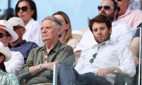 Il est toutefois critiqué pour avoir été pistonné. Il est le fils de Patrice Duhamel...
Patrice Duhamel et Benjamin Duhamel en tribunes lors des Internationaux de France de tennis de Roland Garros 2023, à Paris, France, le 9 juin 2023. © Jacovides-Moreau/Bestimage  People in the stands during the Roland Garros International Tennis Championships in Paris, France, on June 9th, 2023.