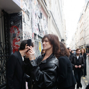 Pourtant, il est complet jusqu'à la fin de l'année
Charlotte Gainsbourg lors de la cérémonie de dévoilement de la plaque "Maison des Illustres" de la Maison Gainsbourg à Paris, France, le 2 avril 2024. © Christophe Clovis/Bestimage