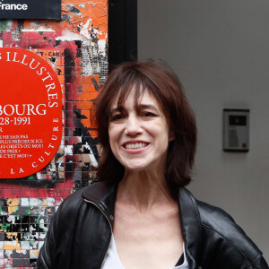 Charlotte Gainsbourg lors de la cérémonie de dévoilement de la plaque "Maison des Illustres" de la Maison Gainsbourg à Paris, France, le 2 avril 2024. © Christophe Clovis/Bestimage