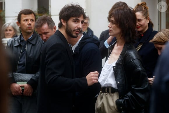 Charlotte Gainsbourg et son fils Ben Attal lors de la cérémonie de dévoilement de la plaque "Maison des Illustres" de la Maison Gainsbourg à Paris, France, le 2 avril 2024. © Christophe Clovis/Bestimage