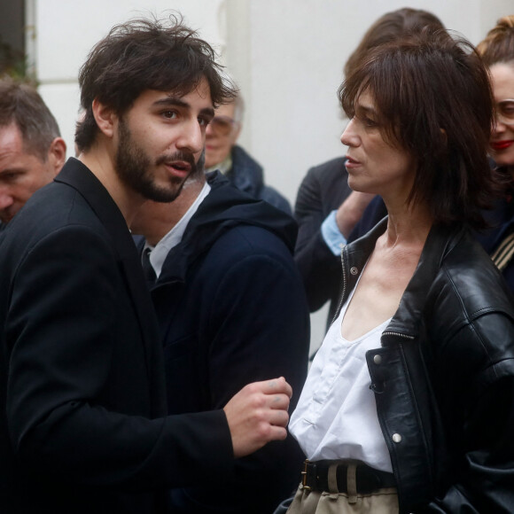 Charlotte Gainsbourg et son fils Ben Attal lors de la cérémonie de dévoilement de la plaque "Maison des Illustres" de la Maison Gainsbourg à Paris, France, le 2 avril 2024. © Christophe Clovis/Bestimage