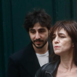 Charlotte Gainsbourg et son fils Ben Attal lors de la cérémonie de dévoilement de la plaque "Maison des Illustres" de la Maison Gainsbourg à Paris, France, le 2 avril 2024. © Christophe Clovis/Bestimage