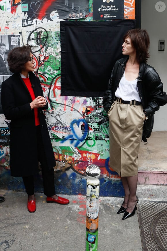 Charlotte Gainsbourg, Rachida Dati (ministre de la culture) lors de la cérémonie de dévoilement de la plaque "Maison des Illustres" de la Maison Gainsbourg à Paris, France, le 2 avril 2024. © Christophe Clovis/Bestimage