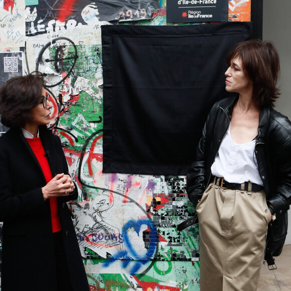 Charlotte Gainsbourg, Rachida Dati (ministre de la culture) lors de la cérémonie de dévoilement de la plaque "Maison des Illustres" de la Maison Gainsbourg à Paris, France, le 2 avril 2024. © Christophe Clovis/Bestimage