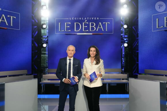 Les présentateurs Gilles Bouleau et Anne-Claire Coudray lors du débat télévisé entre J.Bardella, G.Attal et M.Bompard quelques jours avant le premier tour des élections législatives provoquées par la dissolution de l'Assemblée Nationale. Le 25 juin 2024. © Dimitar Dilkoff / Pool / Bestimage  TF1's TV host and journalist Gilles Bouleau (L) and TV-host and journalist Anne-Claire Coudray pose prior to a political debate broadcasted on French TV channel TF1, in Boulogne-Billancourt, outside Paris, on June 25, 2024, ahead of France's snap elections for a new national assembly on June 30 and July 7, 2024. (Photo by Dimitar DILKOFF / POOL / AFP)