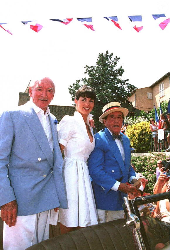 Archives - Eddie, Caroline et Jean Lefebvre en juillet 1992 à la mairie de St-Tropez. 
