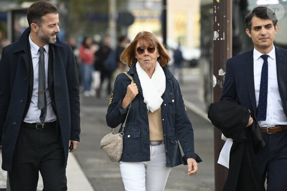 Gisèle Pélicot et ses avocats Antoine Camus et Stéphane Babonneau arrivent au procès des viols de Mazan au palais de justice d'Avignon le 23 septembre 2024. © William Cannarella/Panoramic/Bestimage 